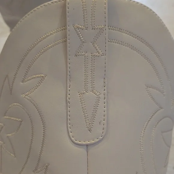 Stylish White Western Classic Embroidered Pointed Toe Boots - Picture 5 of 9